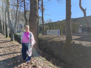 Directeur Karen Goossens staat voor de ingang van Noordheuvel.